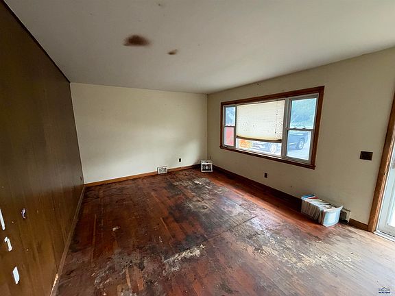 2nd image of 2818 Elm Ave
