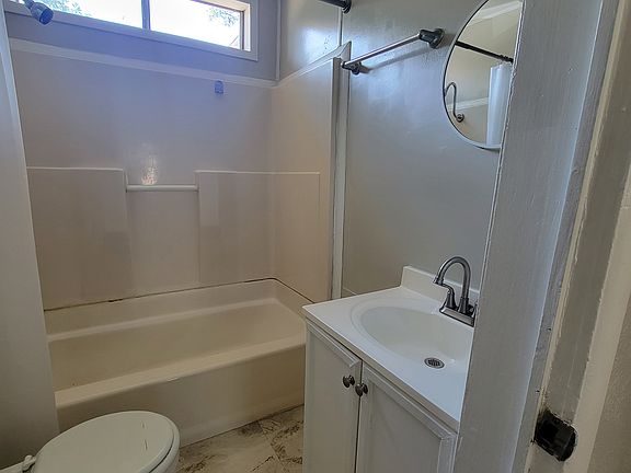 5th image of 324 Hillcrest Ave