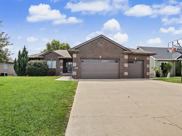 4975 Andrews Pl, Pleasant Hill, IA 50327