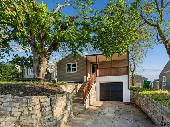 8336 Park Dr, Ralston, NE 68127