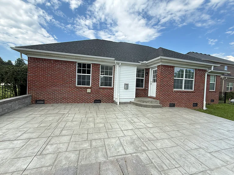 1303 Bostwick Ln — Photo 12