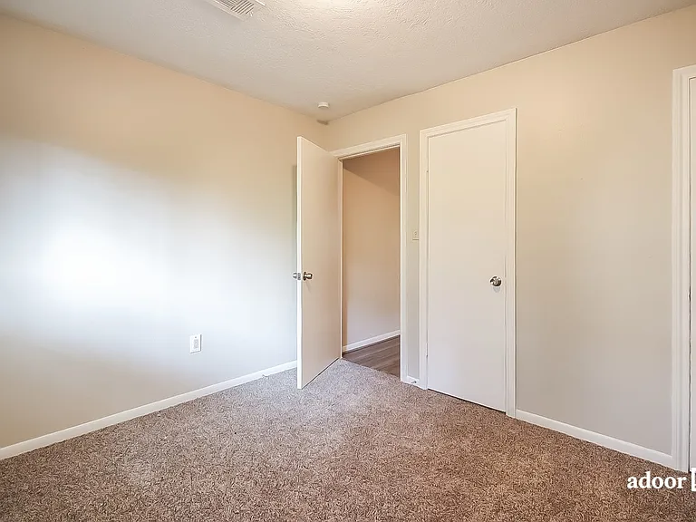 210 Castlewood Dr — Photo 10