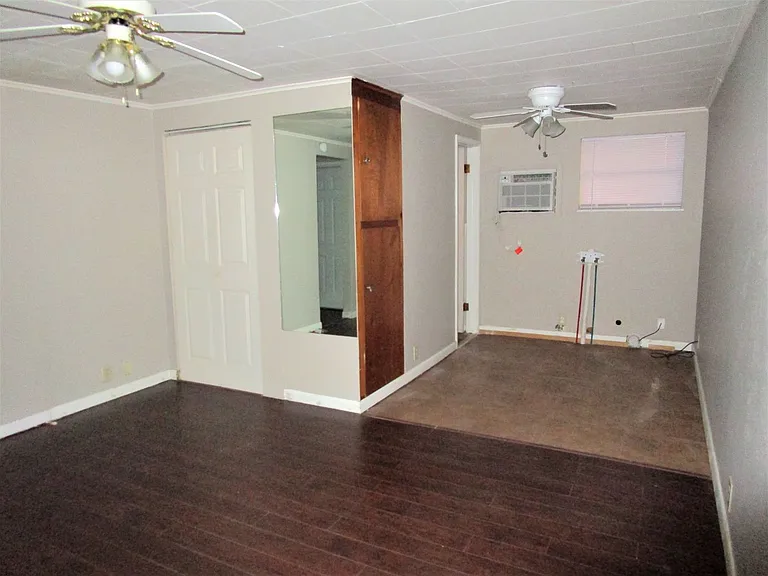 709 N Broadway St — Photo 9