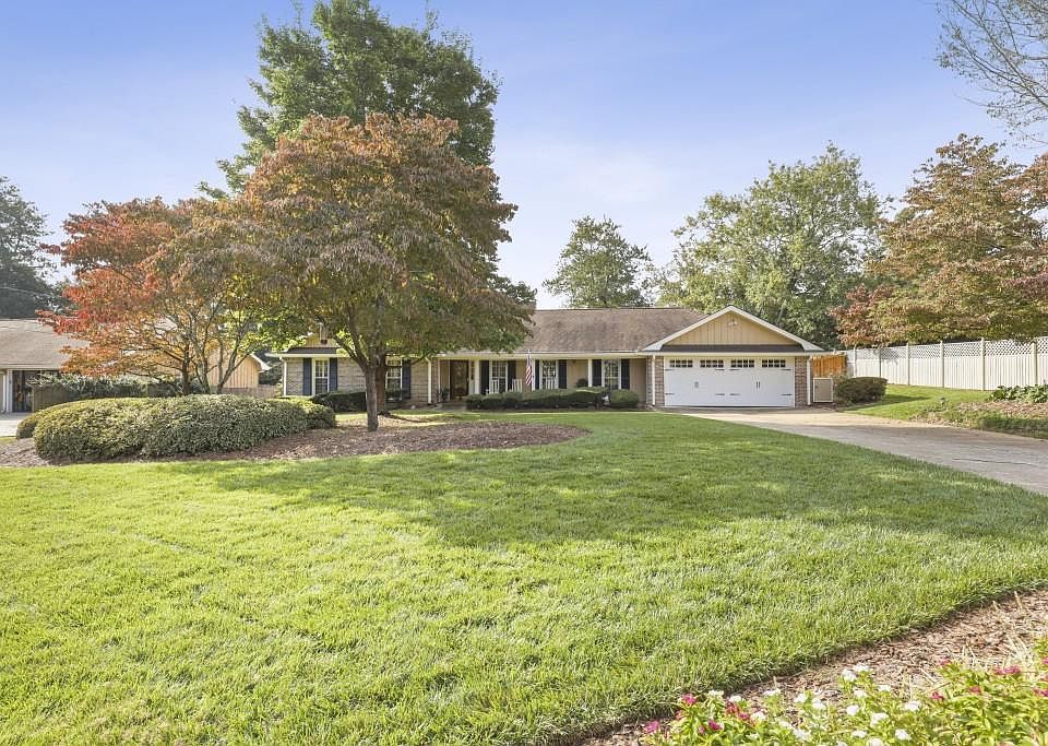1st image of 215 Bent Grass Dr