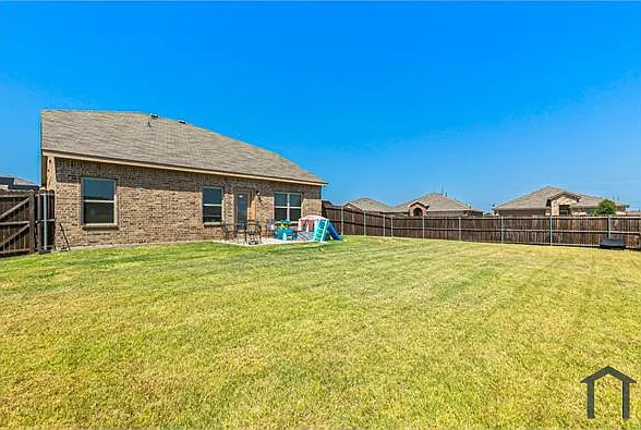 1404 Basswood Ln — Photo 23