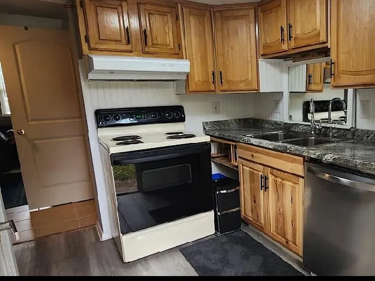 2275 Creighton Rd #B — Photo 2