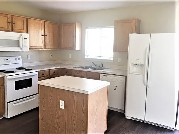 4 bed, 2.5 bath, 2037 sqft, $2,535 — Photo 2