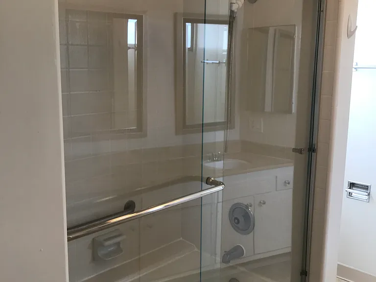 Master Bath
Shower & Tub