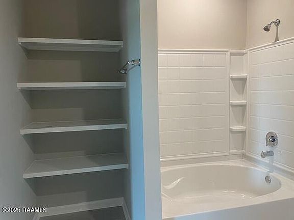 5th image of 522 Broussard Hill Dr