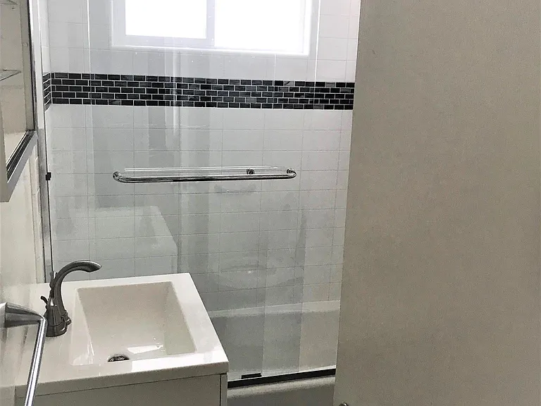 1530 Granville Ave #8 — Photo 6