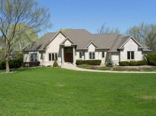 W248S6115 Deerfield Cir, Waukesha, WI 53189