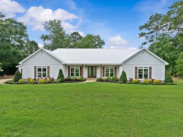 106 Lakeview Ln, Headland, AL 36345