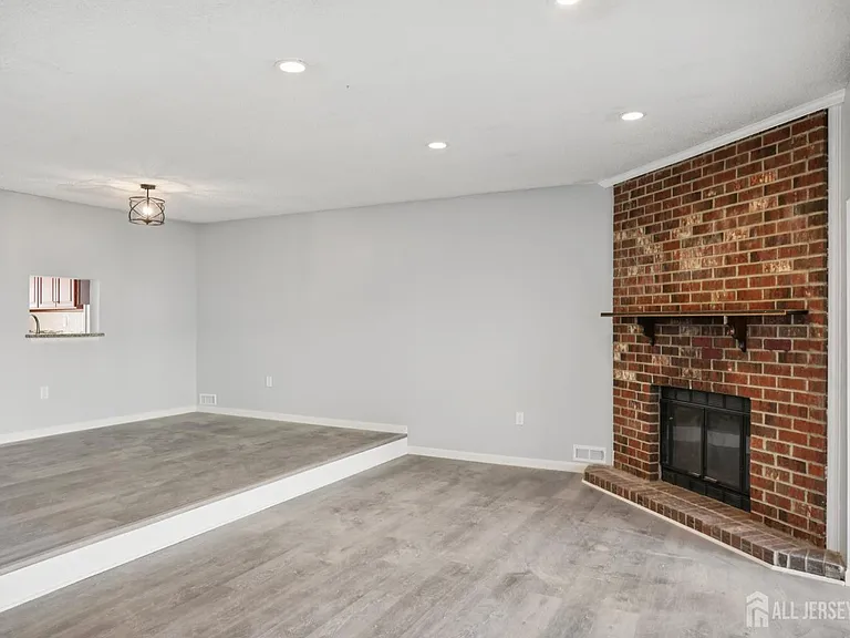 204 Hampshire Ct — Photo 6