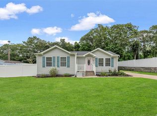 9 Commonwealth Ave, Lake Grove, NY 11755