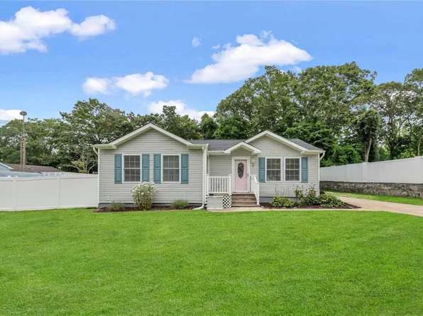 9 Commonwealth Avenue, Lake Grove, NY 11755