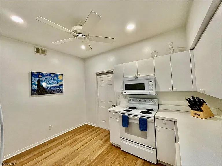 685 Windsor Sq #101 — Photo 32