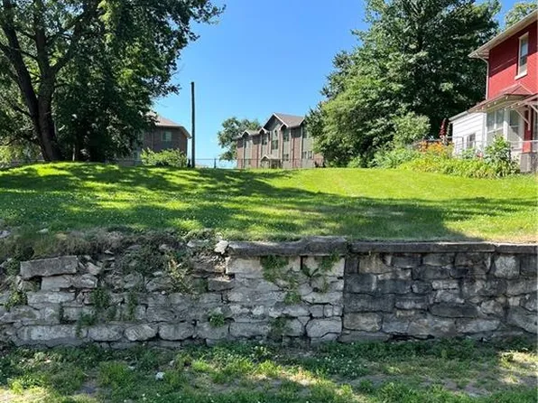 1222 Sylvanie St, Saint Joseph, MO 64501