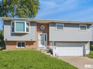 3328 Greenfield Rd, Bettendorf, IA 52722