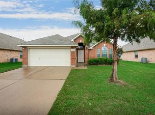 1315 Clearwater Dr, Grand Prairie, TX 75052