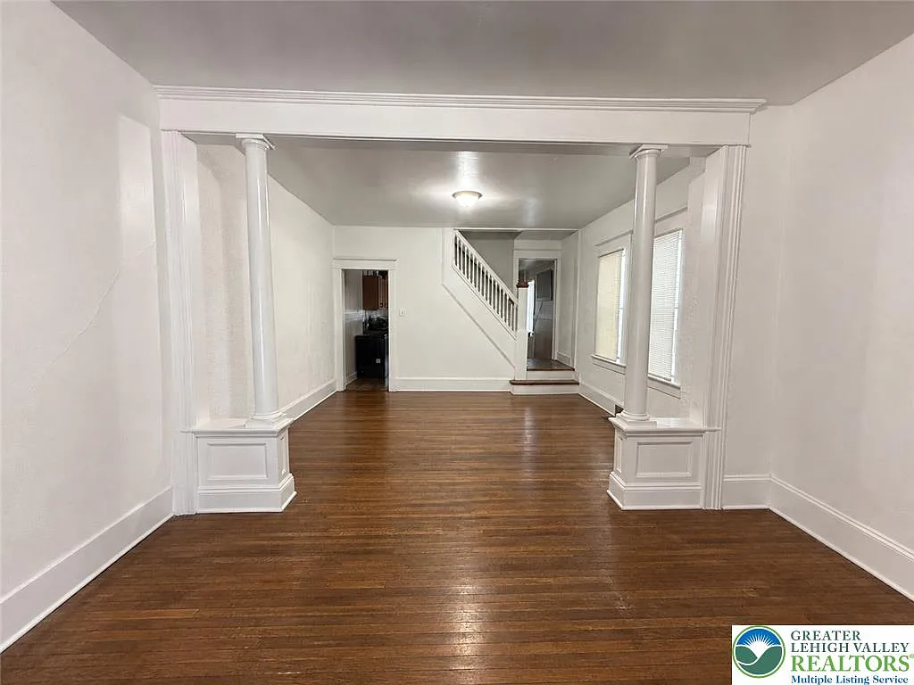 3 bed, 1.0 bath, 1250 sqft, $1,595 — Photo 2