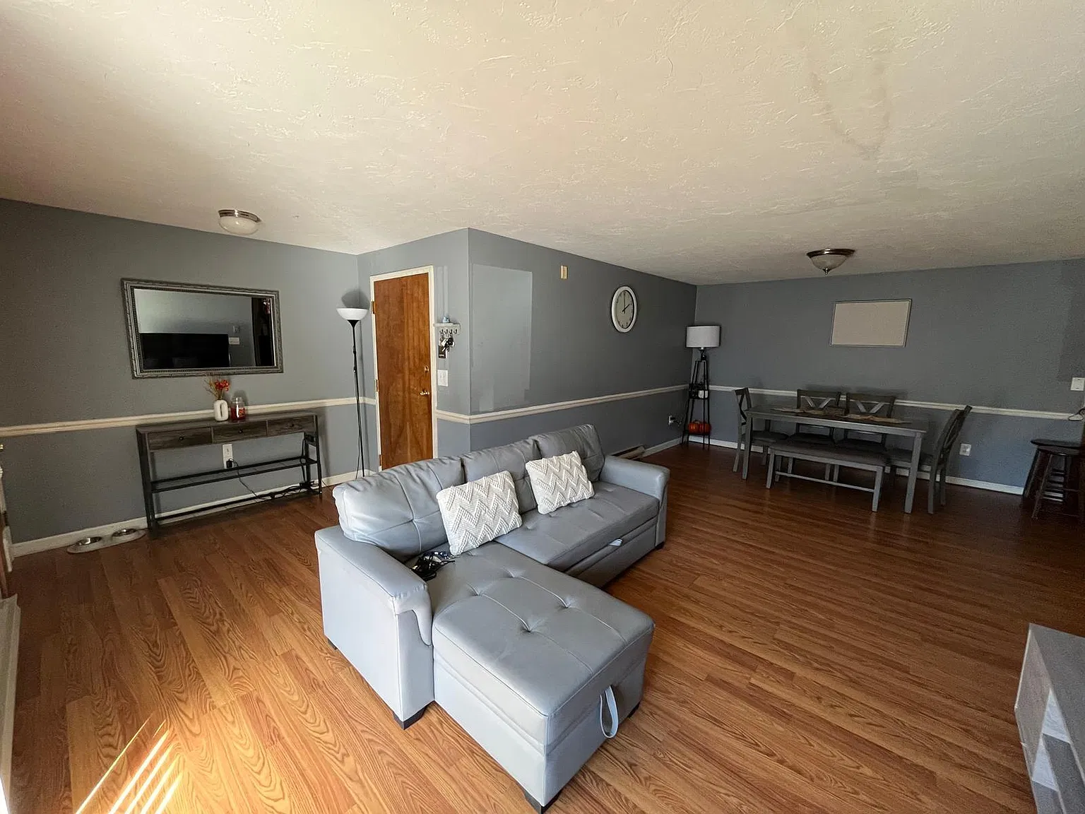 2 bed, 878 sqft, $1,900 — Photo 1