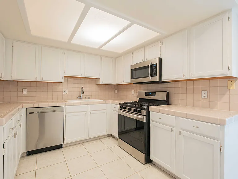 1131 Campbell St #211 — Photo 5