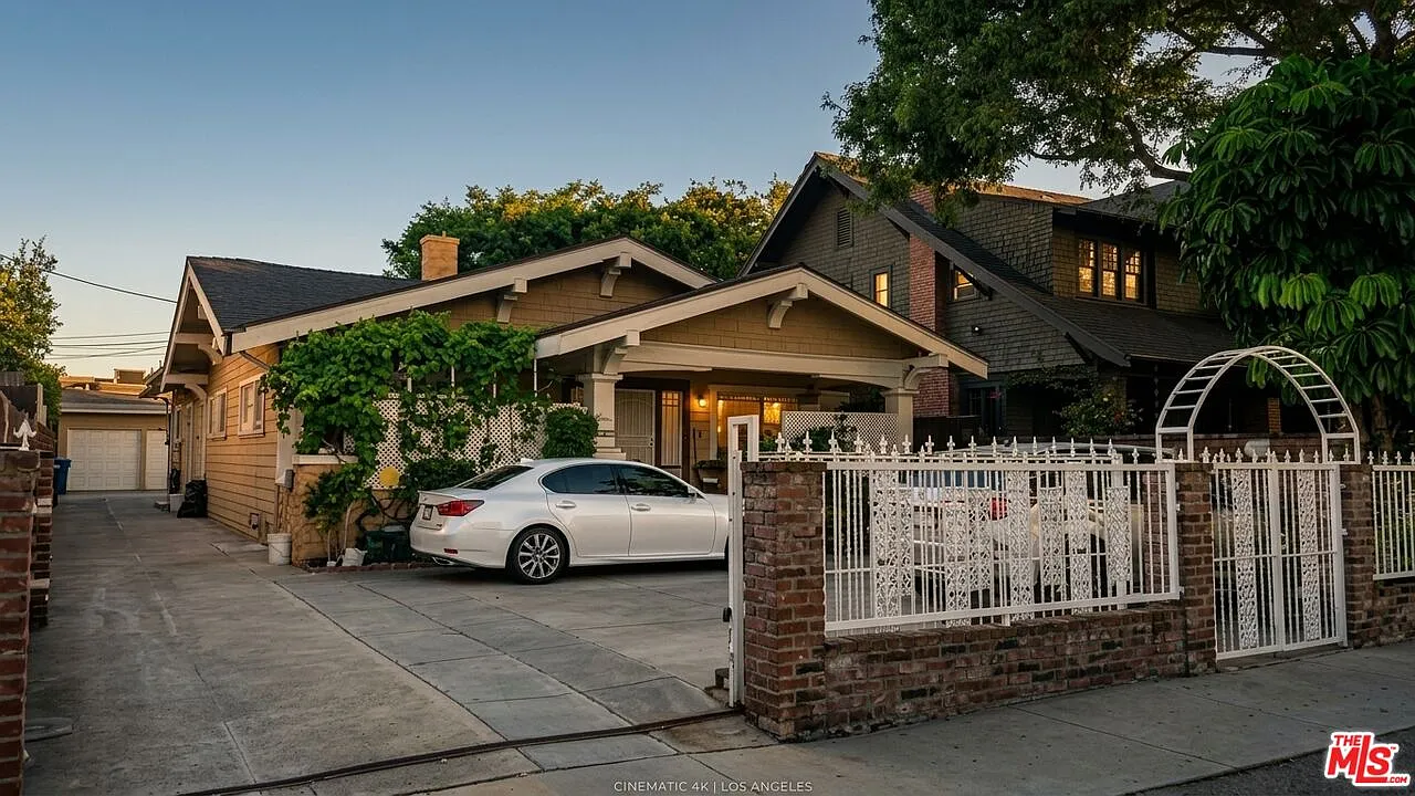 2 bed, 1.0 bath, 900 sqft, $2,100 — Photo 1