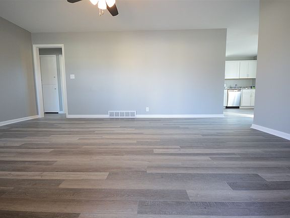 3rd image of 425 W Oak St