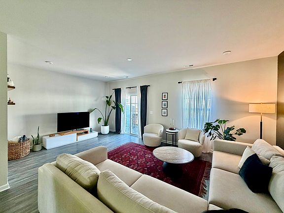 3rd image of 141 Callowhill Ln