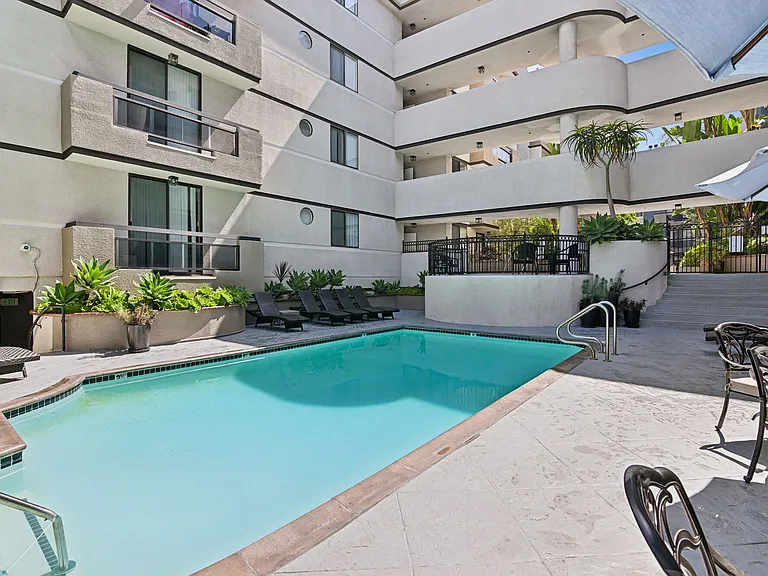 Palm Court — Photo 31