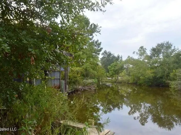 2096 Hollywood Dr, Bay Saint Louis, MS 39520
