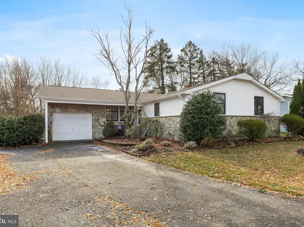 126 Saint Andrews Ct, Mount Laurel, NJ 08054