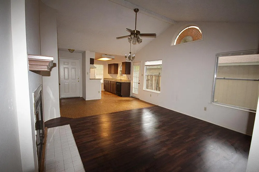 3 bed, 2.0 bath, 1205 sqft, $1,950 — Photo 2