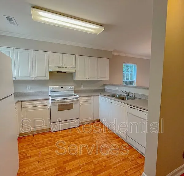 501 Shortfin Dr — Photo 2