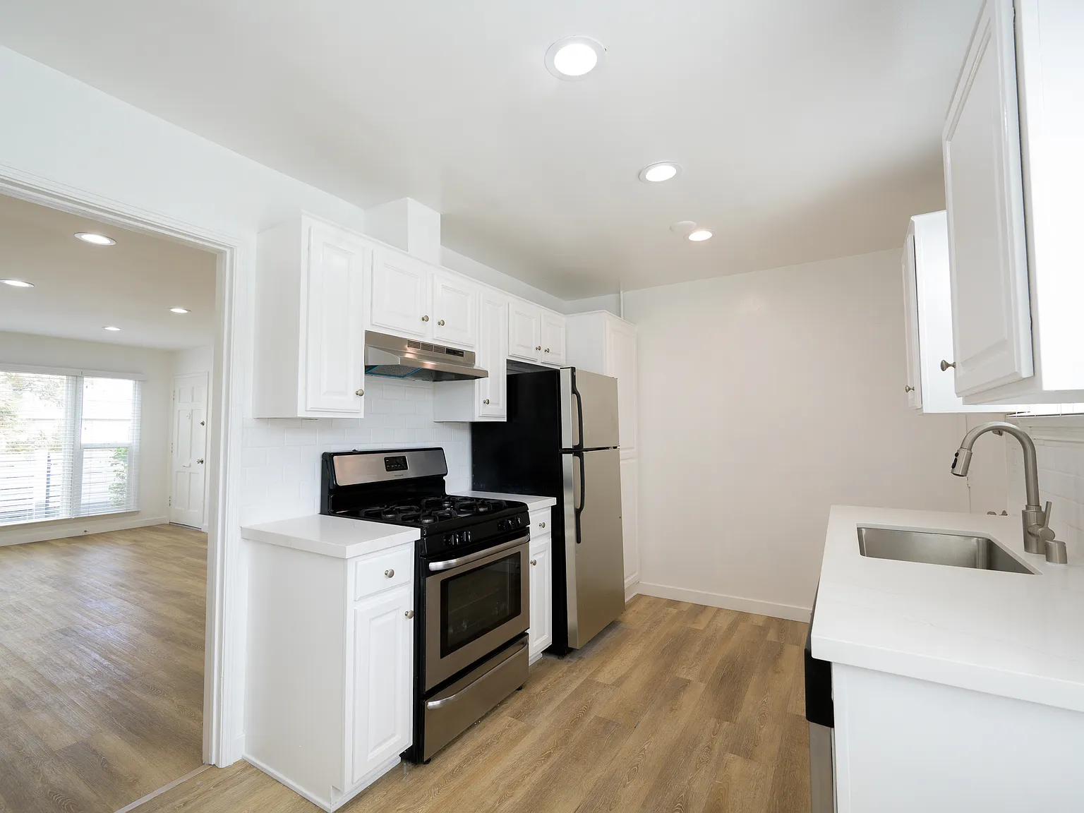 2 bed, 900 sqft, $3,950 — Photo 4