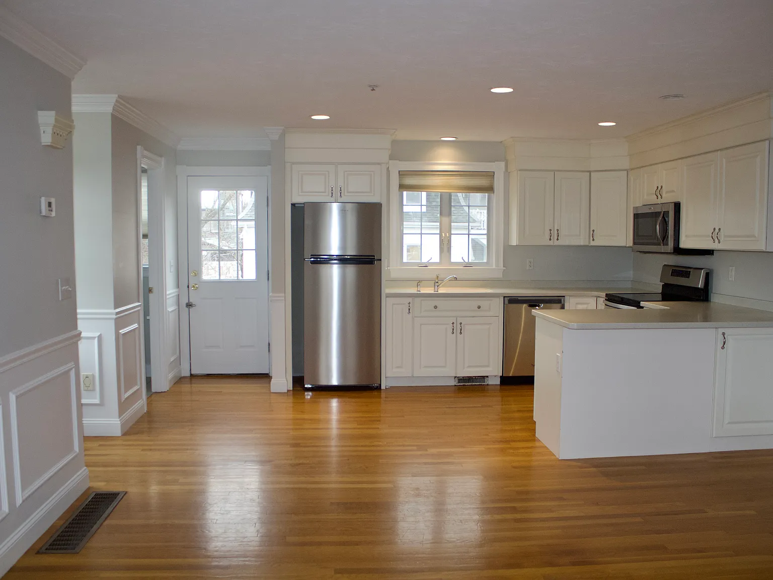 2 bed, 1.5 bath, 1300 sqft, $3,000 — Photo 1