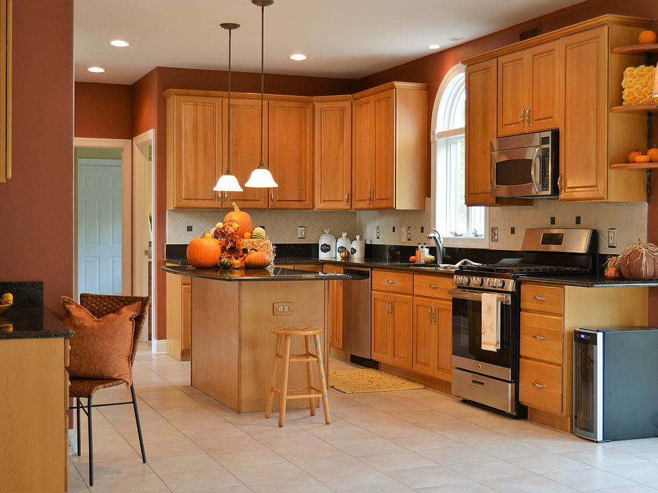 Kitchen w/ Center Island