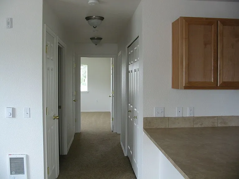 Ellendale Manor Apartments — Photo 8