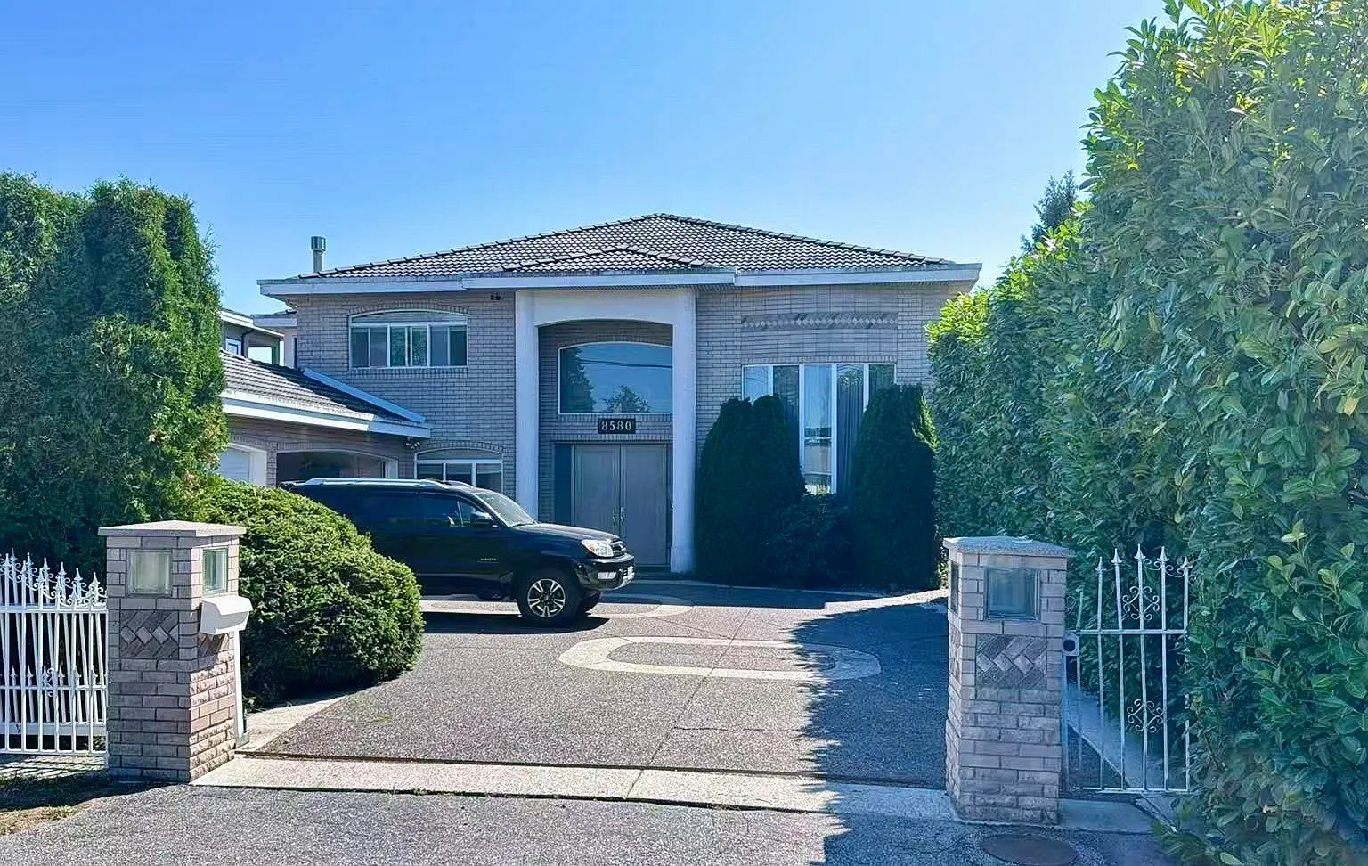 6 bed, $5,700 — Photo 1