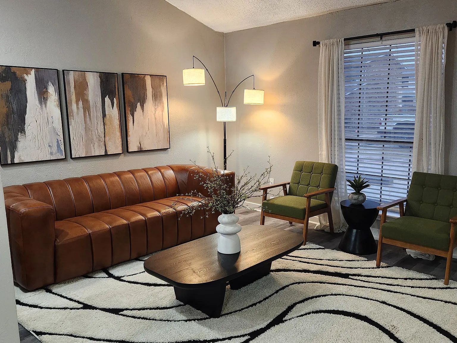 Broadway Villas — Photo 1