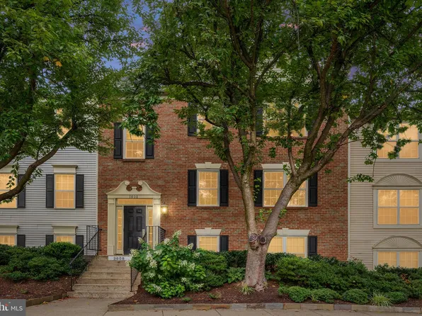 3808 Green Ridge Ct APT 302, Fairfax, VA 22033