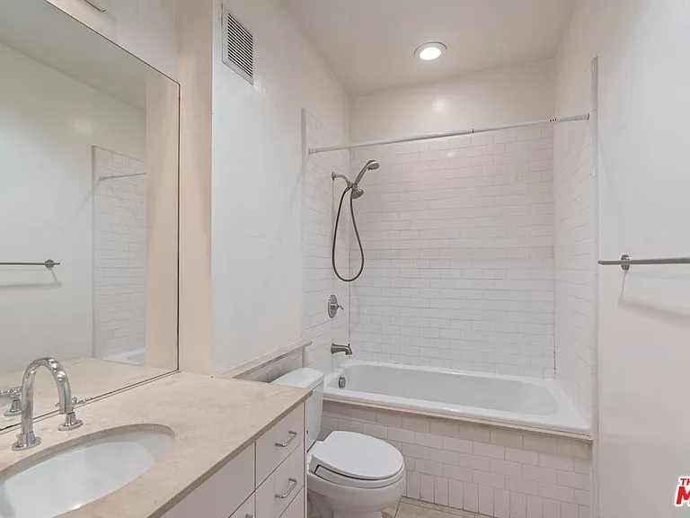 257 S Spring St #2B — Photo 9