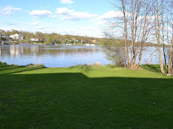 130 feet of level lakeshore