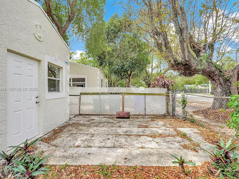 299 NW 43rd St — Photo 15
