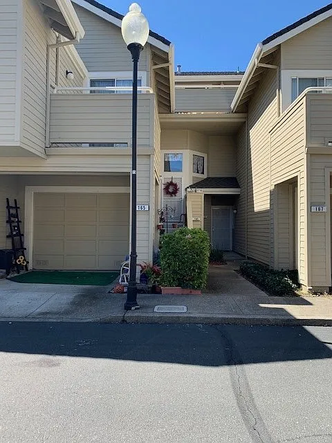 165 Seaway Ct photo 1