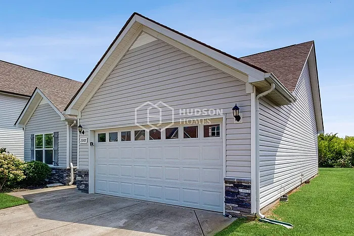 3 bed, 2.0 bath, 1319 sqft, $2,150 — Photo 4
