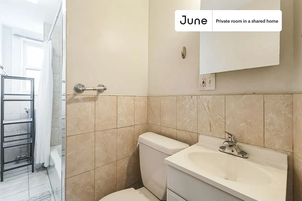 Queen bedroom in 5 bed/1.5 bath home in Harvard Square (Cambridge) #1809 D — Photo 4
