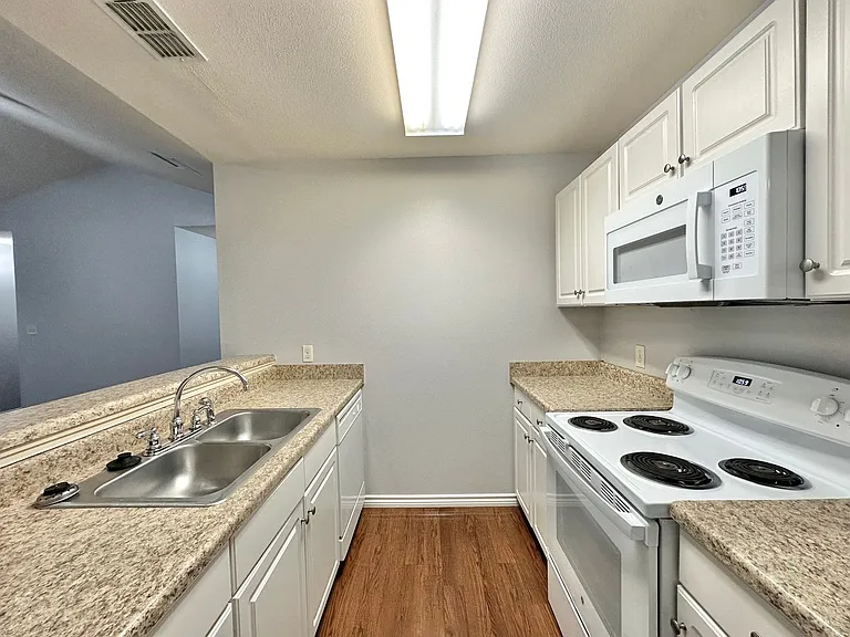 8720 Mansion Creek Cir — Photo 22
