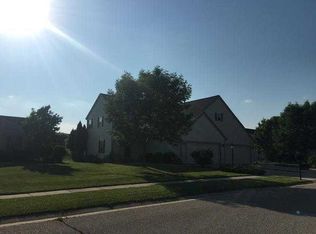 984 Spring Waters Dr, Oconomowoc, WI 53066