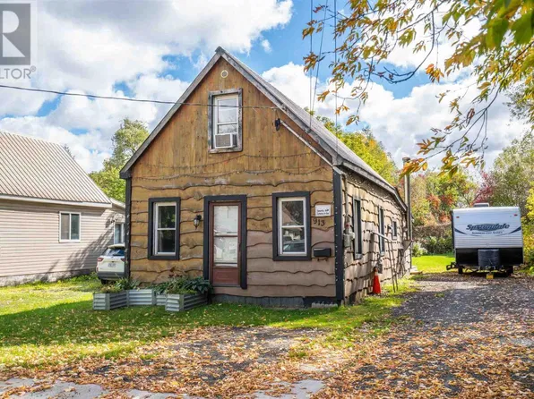 913 Bonney St, Sault Ste Marie, ON P6C 1A9